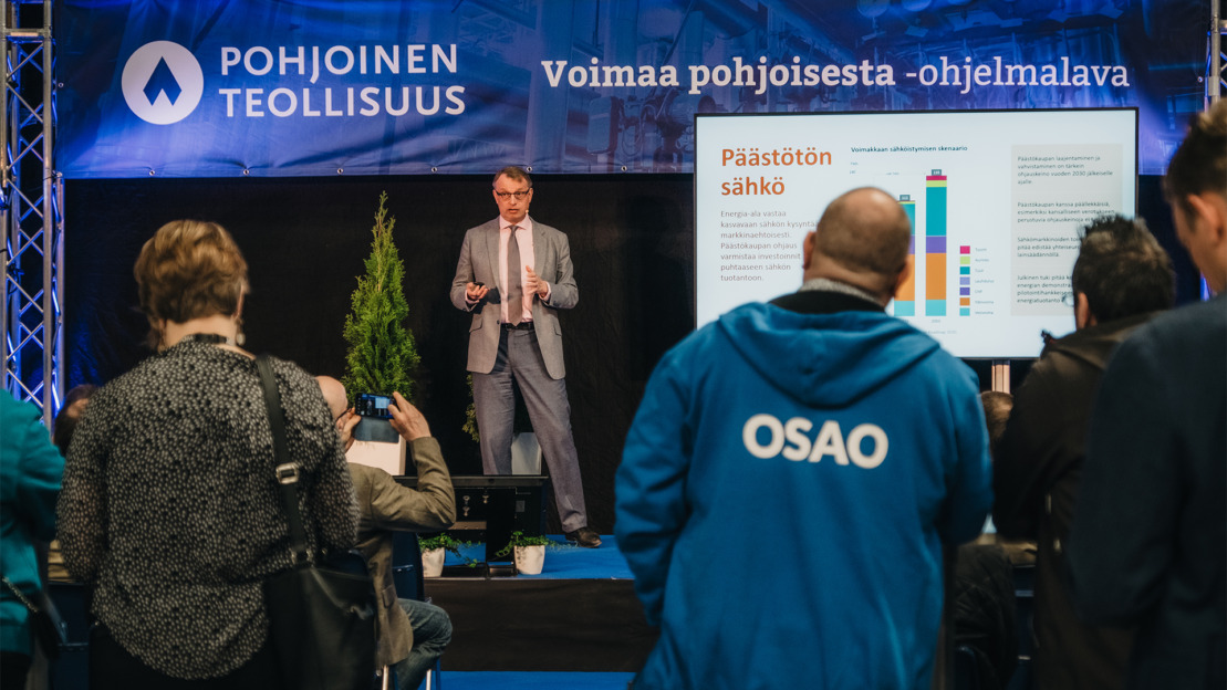 Kuva Pohjoinen Teollisuus -tapahtumasta 2022, Energiateollisuuden toimitusjohtaja Jukka Leskelä lavalla