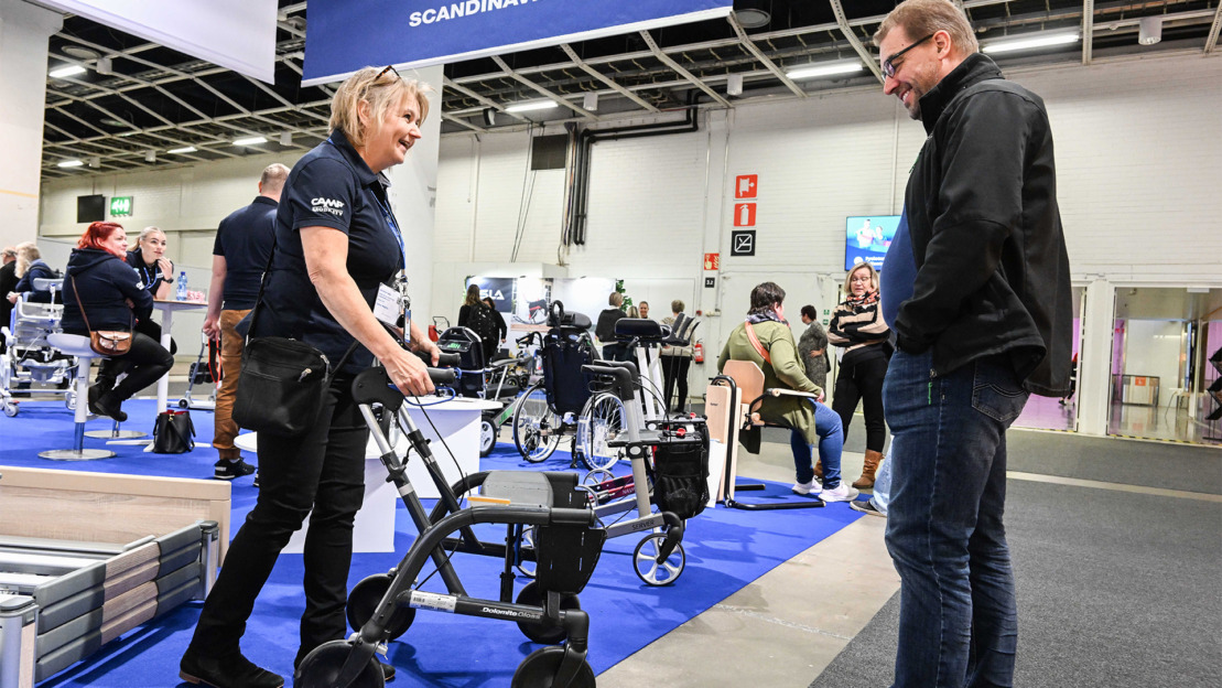 Kuva Hyvä Ikä -tapahtumasta, Camp Mobilityn osastolta, missä tutustutaan rollaattorin käyttöön