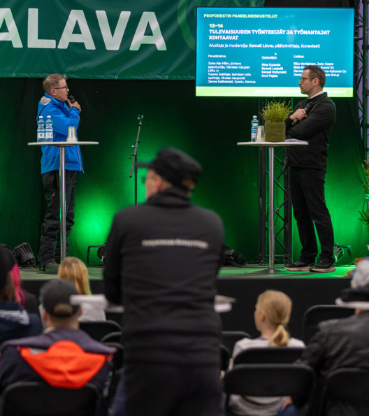 Perjantaina ohjelmalavalla paneelikeskusteluja luotsasi Koneviestin Eemeli Linna