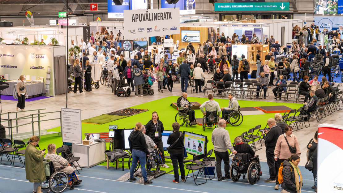 Yleiskuva Apuvälinetapahtumasta, väkeä kulkemassa ja keskustelemassa messualueella.