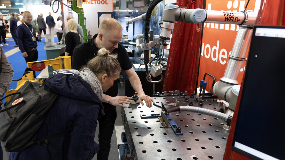 Laite-esittelyä Pohjoinen Teollisuus messuosastolla