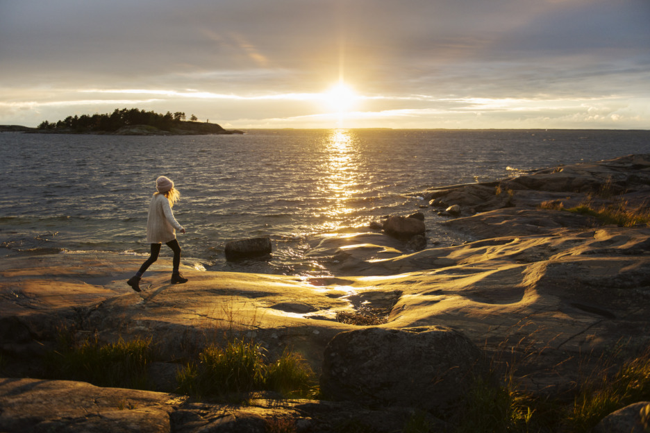 Porkkalanniemen kaunis kalliorantamaisema auringonlaskussa