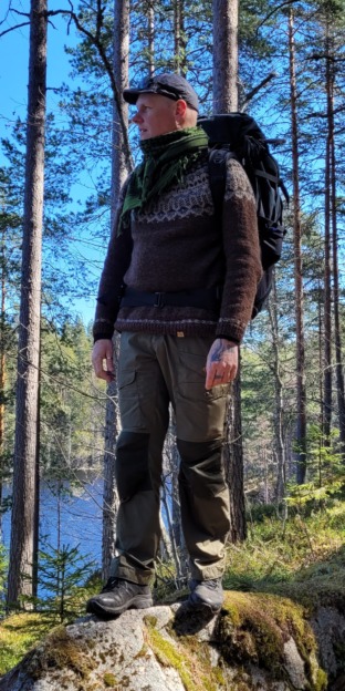 Ali Leiniö metsämaisemassa, reppu selässä