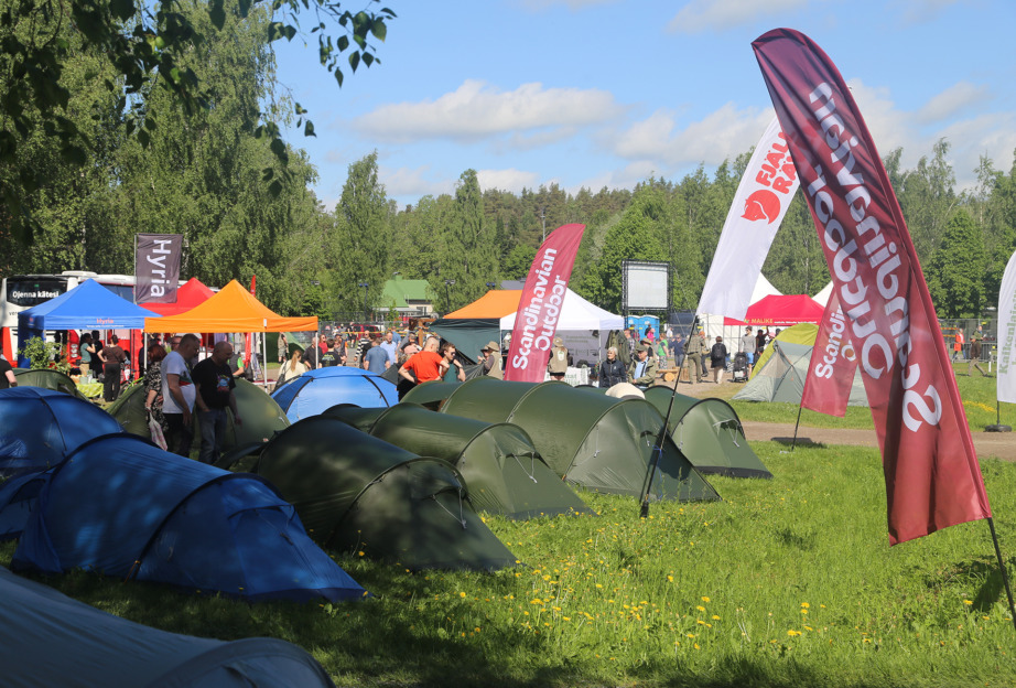 Nurmikolla monipuolinen valikoima telttoja, joihin kävijät pääsivät tutustumaan.