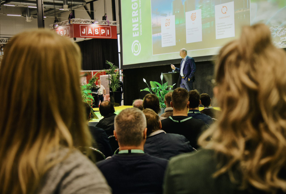 Energiamessujen päälavalla puheenvuoro menossa, täysi katsomo kuulolla